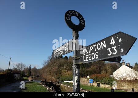 Segui le indicazioni per Higherland Lock n.32 sul canale Leeds & Liverpool, Gargrave, North Yorkshire. Foto Stock