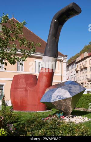 Francia, Giura, Saint Claude, di fronte all'Ufficio del turismo, scultura della pipa più grande del mondo che misura 8,70 m di altezza, 7,50 m di lunghezza, un diametro della ciotola di 2,60 m e un peso di 600 kg, tubo prodotto dalla Scuola tecnica di Bois de Moirans en Montagne (telaio in legno e rivestimento) per il Telethon del 1998 Foto Stock