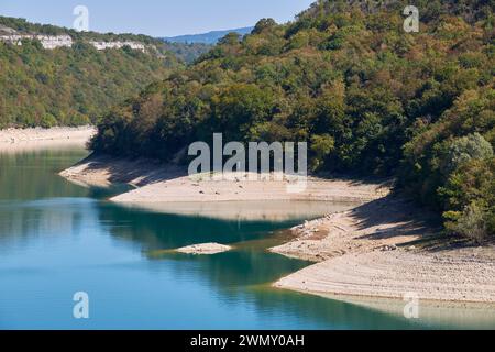Francia, Giura, la Tour du Meix, le rive del lago Vouglans, il terzo lago artificiale più grande della Francia, dal Pont de la Pyle Foto Stock