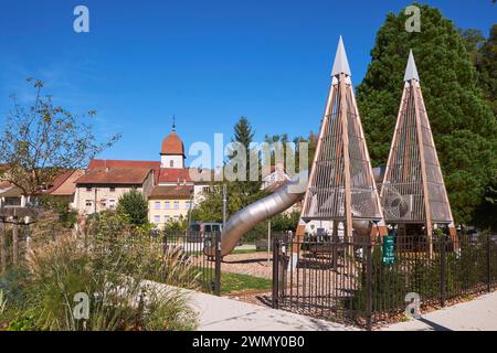 Francia, Giura, Moirans en Montagne, la chiesa di San Nicola dal municipio del villaggio, scivoli moderni Foto Stock