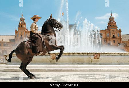 Lusitano. Kenzie Dysli sullo stallone Atila che mostra una pesata alla Freia de Caballo di Siviglia, Spagna Foto Stock