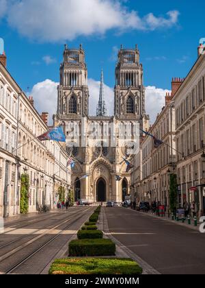 Orleans, Francia - 6 ottobre 2021: La Cattedrale di Orleans , raffigurante la sua facciata e la strada con alcuni edifici Foto Stock