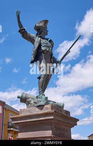 Francia, Vosgi, Remiremont, rue du General de Gaulle, statua del volontario, tributo agli abitanti che si sono offerti volontari nel 1792 per difendere la patria in pericolo Foto Stock