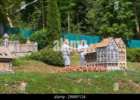 Francia, Vosgi, Plombieres les Bains, parco delle miniature, Georges Eric Houfflin e suo figlio Georges Alexis Foto Stock