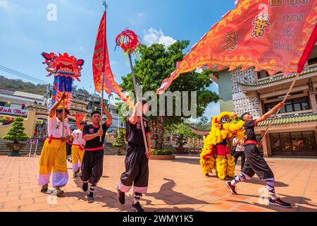 Vietnam, Delta del Mekong, provincia di An Giang, Chau Doc, distretto di Nui Sam ai piedi del Monte Sam, un importante sito di pellegrinaggio, prove per il Tet, celebrazione del capodanno cinese, nel tempio di Ba Chua Xu Foto Stock