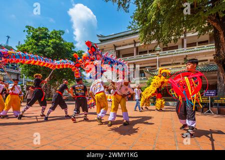 Vietnam, Delta del Mekong, provincia di An Giang, Chau Doc, distretto di Nui Sam ai piedi del Monte Sam, un importante sito di pellegrinaggio, prove per il Tet, celebrazione del capodanno cinese, nel tempio di Ba Chua Xu Foto Stock