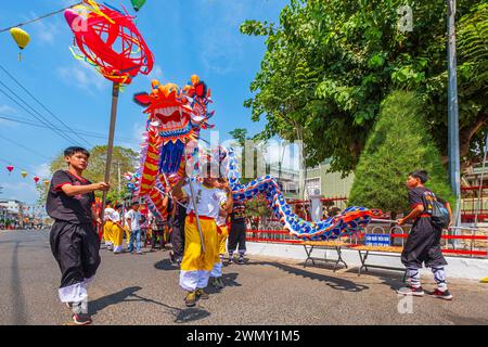 Vietnam, Delta del Mekong, provincia di An Giang, Chau Doc, distretto di Nui Sam ai piedi del Monte Sam, un importante sito di pellegrinaggio, prove per il Tet, celebrazione del capodanno cinese, nel tempio di Ba Chua Xu Foto Stock