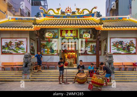 Vietnam, Delta del Mekong, provincia di An Giang, Chau Doc, tempio di Quand De Mieu, giovani musicisti che provano per i festeggiamenti del Tet, Capodanno cinese Foto Stock