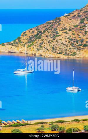 Grecia, isole del Dodecaneso, isola di Sifnos, baia di Vathi, vista dall'alto, Vathi Foto Stock