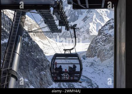 Francia, alta Savoia (74), Chamonix-Mont-Blanc, Montenvers. La nuova funivia la Mer de Glace, messa in servizio nel febbraio 2024, consente ora di salire direttamente dal ghiacciaio a Montenvers (circa 100 scalini da salire invece 600 con la vecchia funivia) Foto Stock