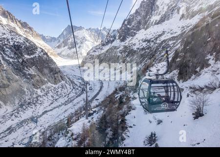 Francia, alta Savoia (74), Chamonix-Mont-Blanc, Montenvers. La nuova funivia la Mer de Glace, messa in servizio nel febbraio 2024, consente ora di salire direttamente dal ghiacciaio a Montenvers (circa 100 scalini da salire invece 600 con la vecchia funivia) Foto Stock