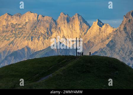 Francia, Isère, la Salette-Fallavaux, si incrociano sul sentiero GR 50 in cima alla collina che domina il santuario di Notre-Dame de la Salette, le cime del monte Faraut nel massiccio del Dévoluy sullo sfondo Foto Stock