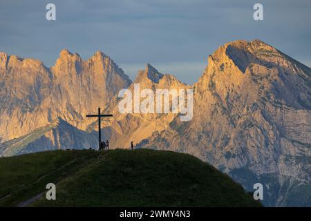 Francia, Isère, la Salette-Fallavaux, attraversare il sentiero GR 50 in cima alla collina che domina il santuario di Notre-Dame de la Salette, vetta del PIC Pierrout (2377 m) nel massiccio del Dévoluy sullo sfondo Foto Stock