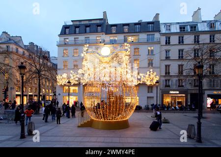 Francia, Parigi, quartiere Place Vendome, Place Maurice Barres, il negozio Christian Dior con decorazioni natalizie Foto Stock