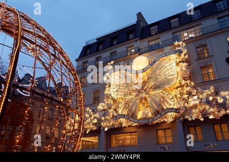 Francia, Parigi, quartiere Place Vendome, Place Maurice Barres, il negozio Christian Dior con decorazioni natalizie Foto Stock