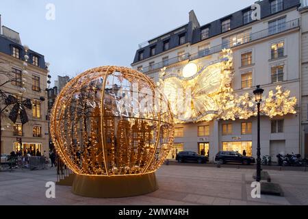 Francia, Parigi, quartiere Place Vendome, Place Maurice Barres, il negozio Christian Dior con decorazioni natalizie Foto Stock