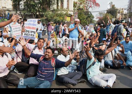 Kolkata, India. 27 febbraio 2024. Nel 2014, dopo aver superato l'esame di reclutamento degli insegnanti, i disoccupati protestarono a Kolkata dopo non aver ottenuto un lavoro. (Foto di Sayantan Chakraborty/Pacific Press/Sipa USA) credito: SIPA USA/Alamy Live News Foto Stock