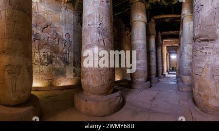 Egitto, Sohag, Abydos, città di pellegrinaggio dei faraoni dichiarata Patrimonio dell'Umanità dall'UNESCO, tempio di Seti i, sala ipostila Foto Stock