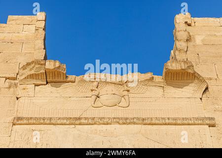 Egitto, Assuan, monumenti nubiani da Abu Simbel a file, patrimonio dell'umanità dell'UNESCO, tempio di Kalabsha, scultura a disco solare in cima al pilone Foto Stock