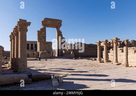 Egitto, Qena, Dendera, templi faraonici nell'alto Egitto dal periodo tolemaico e romano, patrimonio dell'umanità dall'UNESCO, tempio di Hathor e portico del tempio Foto Stock