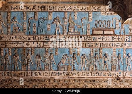 Egitto, Qena, Dendera, templi faraonici nell'alto Egitto, risalenti al periodo tolemaico e romano, patrimonio dell'umanità dall'UNESCO, tempio di Hathor, soffitto della sala ipostila Foto Stock