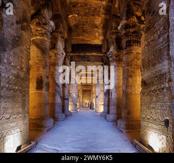 Egitto, Qena, Dendera, templi faraonici nell'alto Egitto, risalenti al periodo tolemaico e romano, patrimonio mondiale dell'UNESCO, tempio di Hathor, seconda sala ipostila prima del santuario Foto Stock