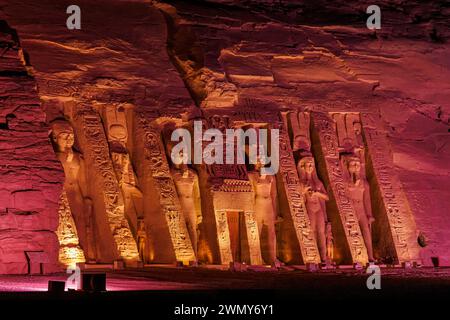 Egitto, Abu Simbel, monumenti nubiani da Abu Simbel a file, patrimonio mondiale dell'UNESCO, spettacolo di luci e suoni di Abu Simbel, tempio Nefertari Foto Stock