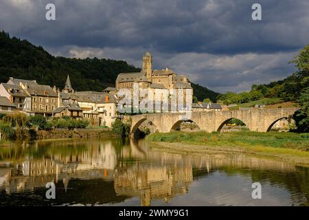 Francia, Occitanie, Aveyron, Estaing, etichettato come uno dei più bei villaggi della Francia, castello, 15 °. Secolo, il fiume Lot Foto Stock