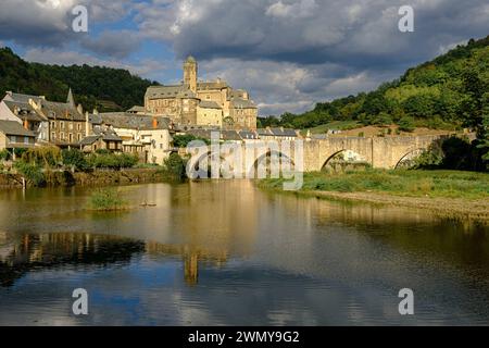 Francia, Occitanie, Aveyron, Estaing, etichettato come uno dei più bei villaggi della Francia, castello, 15 °. Secolo, il fiume Lot Foto Stock