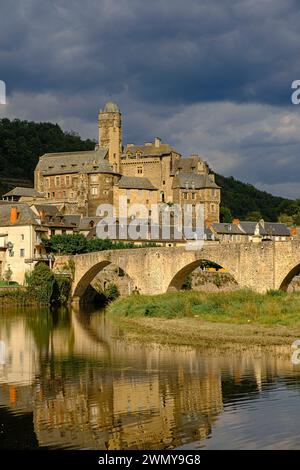 Francia, Occitanie, Aveyron, Estaing, etichettato come uno dei più bei villaggi della Francia, castello, 15 °. Secolo, il fiume Lot Foto Stock