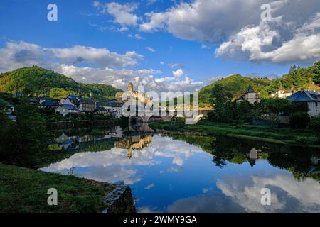 Francia, Occitanie, Aveyron, Estaing, etichettato come uno dei più bei villaggi della Francia, castello, 15 °. Secolo, il fiume Lot Foto Stock