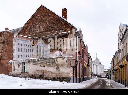 Un murales che celebra la città di tartu su un muro di mattoni nella città vecchia di tartu Foto Stock