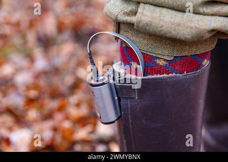 France Alsazia Rhine Forest, caccia alla selvaggina, Hunter che installa la batteria per i suoi calzini riscaldati Foto Stock