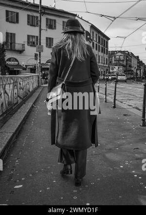 La fotografia di strada in bianco e nero è una forma d'arte senza tempo che cattura l'essenza della vita urbana con un senso di nostalgia e autenticità. Foto Stock