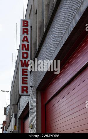 NINOVE, BELGIO, 29 GENNAIO 2024: The Outside of a Firestation in Fiandre, Belgio, con le parole "Brandweer" (brigata dei vigili del fuoco). Editoriale illustrativo Foto Stock