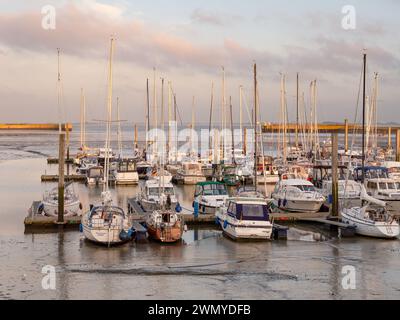 Barche a vela nel porto turistico dell'isola della Frisia orientale Langeoog, bassa Sassonia, Germania Foto Stock