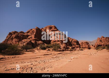 Maestose formazioni di roccia rossa sotto un cielo azzurro limpido nell'area desertica di Purmamarca, nel nord dell'Argentina. Foto Stock