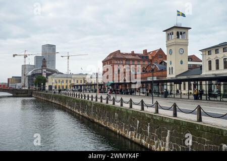 MALMO, SVEZIA - 26 OTTOBRE 2014: Stazione ferroviaria e degli autobus principale di Malmo, Svezia, Europa con passeggeri in attesa Foto Stock