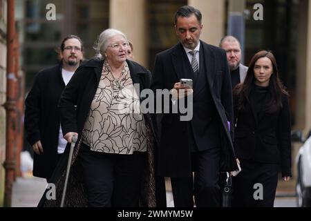 La madre di Emma Caldwell, Margaret Caldwell (a sinistra) e l'avvocato Aamer Anwar alla Corte Suprema di Glasgow, dove Iain Packer è stato dichiarato colpevole dell'omicidio di Emma Caldwell nel 2005. Data foto: Mercoledì 28 febbraio 2024. Foto Stock