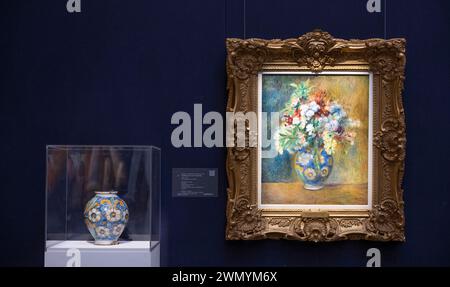 Sotheby's, Londra, Regno Unito. 28 febbraio 2024. La prima asta d'arte moderna e contemporanea di Sotheby del 2024 si svolge il 6 marzo. Le attrazioni principali includono: Pierre-Auguste Renoir. Fleurs dans un vaso, c.1878. Questa opera è venduta con il vaso originale come illustrato nella composizione. Il vaso rimase nella collezione di Renoir per tutta la sua vita e poi passò per discesa al suo pronipote, Emmanuel Renoir, prima di essere riunito con il dipinto attuale, stima: £ 2.000.000-3.000.000. Crediti: Malcolm Park/Alamy Live News Foto Stock