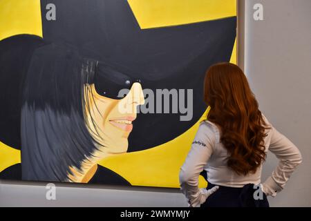 Londra, Inghilterra, Regno Unito. 28 febbraio 2024. Il membro dello staff di Sotheby guarda Alex Katz.'Black Hat No. 3' stimato a 300.000 - 400.000 GBP durante l'anteprima delle prime aste di arte moderna e contemporanea di Sotheby del 2024. (Credit Image: © Thomas Krych/ZUMA Press Wire) SOLO PER USO EDITORIALE! Non per USO commerciale! Foto Stock