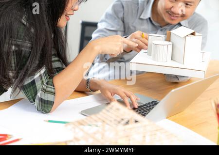 Un gruppo di architetti sta lavorando insieme in ufficio Foto Stock