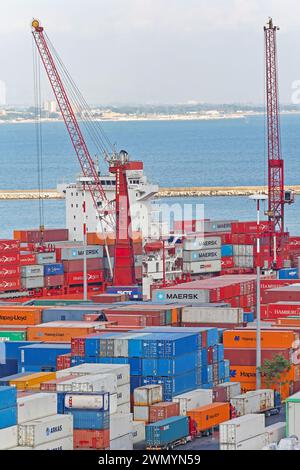 Salerno, Italia - 27 giugno 2014: Gottwald Cranes Loading Intermodal Containers al porto di Cargo Ship Terminal. Foto Stock