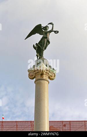 Napoli, Italia - 25 giugno 2014: Scultura in bronzo in cima alla colonna di marmo Martiri Monumento napoletano colonna Piazza dei Martiri. Foto Stock