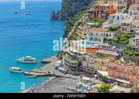 Positano, Italia - 27 giugno 2014: Veduta aerea di case e hotel colorati presso Cliff in Town Costiera Amalfitana, viaggio estivo. Foto Stock