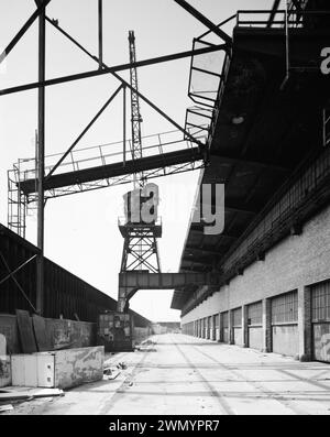 Area industriale - edificio d'epoca - DAVANTI A GRU, DIGA E PONTE AL SECONDO PIANO DAL PONTE DELLA FERROVIA. VISTA SUD. - Ford Motor Company Long Beach Assembly Plant, Crane, 700 Henry Ford Avenue, Long Beach, Los Angeles Foto Stock