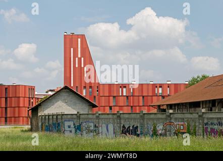 Nuove e vecchie costruzioni in zona suburbana, Milano, Italia Foto Stock