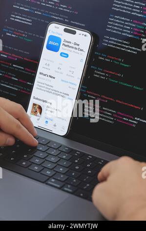 New York, USA - 23 febbraio 2024: Codice per la nuova app Zoom sullo schermo del laptop con tastiera manuale Foto Stock