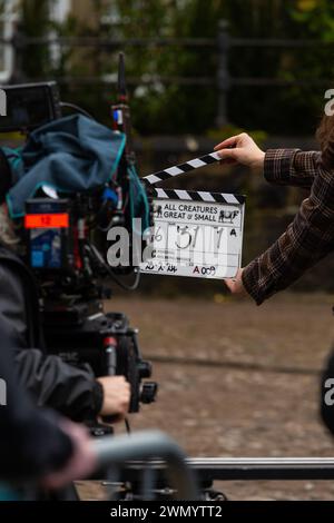 Grassington, Yorkshire, Regno Unito. 28 febbraio 2024. Le riprese della location iniziano per la quinta serie del popolare programma di Channel 5 e della PBS All Creatures Great & Small. Il cast e la troupe sono stati avvistati per le strade della piccola cittadina di Grassington, nello Yorkshire Dales, che viene convertita, due volte l'anno, nella città immaginaria di Darrowby. Credito: Tom Holmes Photography / Alamy Live News). Foto Stock