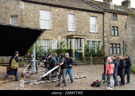 Grassington, Yorkshire, Regno Unito. 28 febbraio 2024. Le riprese della location iniziano per la quinta serie del popolare programma di Channel 5 e della PBS All Creatures Great & Small. Il cast e la troupe sono stati avvistati per le strade della piccola cittadina di Grassington, nello Yorkshire Dales, che viene convertita, due volte l'anno, nella città immaginaria di Darrowby. Credito: Tom Holmes Photography / Alamy Live News). Foto Stock